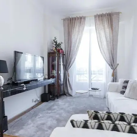 Central Flat With Beautiful View And Balcony 公寓 *